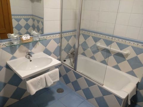 Bathtub, free toiletries, hair dryer, bidet