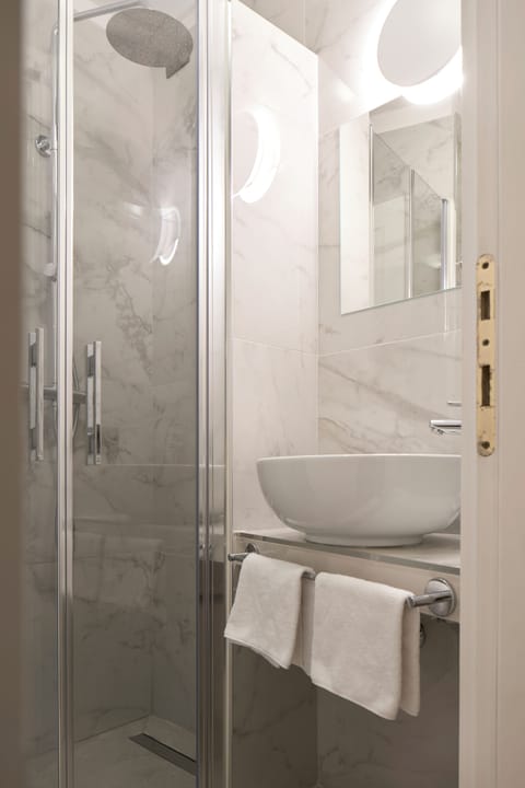 Shower, rainfall showerhead, free toiletries, hair dryer