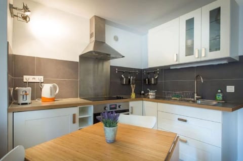 Apartment, 1 Bedroom | Private kitchenette | Highchair