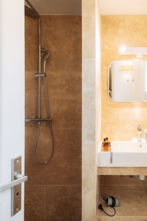 Apartment, 1 Bedroom | Bathroom | Free toiletries, hair dryer, towels