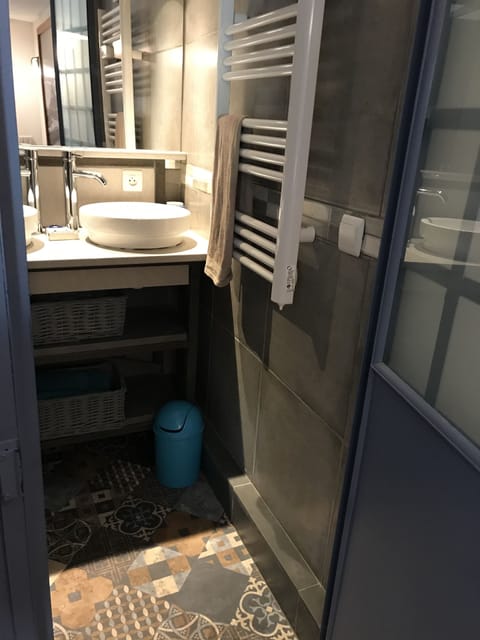 Quadruple Room | Bathroom | Shower, free toiletries, hair dryer, towels