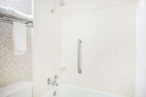 Combined shower/tub, free toiletries, hair dryer, towels