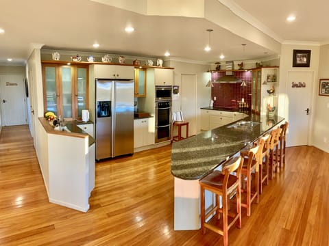 Full-size fridge, microwave, oven, stovetop