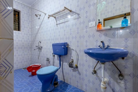 Standard Double Room, Private Bathroom | Bathroom | Shower, rainfall showerhead, free toiletries, towels