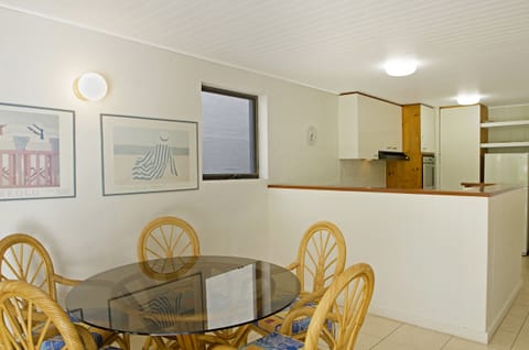 Apartment, 2 Bedrooms, Pool View (Unit 5) | In-room dining