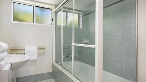 Apartment, 2 Bedrooms, Beach View | Bathroom | Combined shower/tub, deep soaking tub, free toiletries, hair dryer