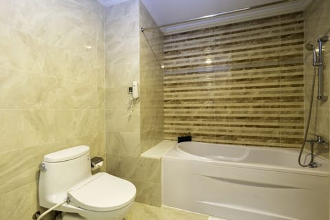 Deluxe King Sea view | Bathroom | Combined shower/tub, deep soaking tub, designer toiletries, hair dryer