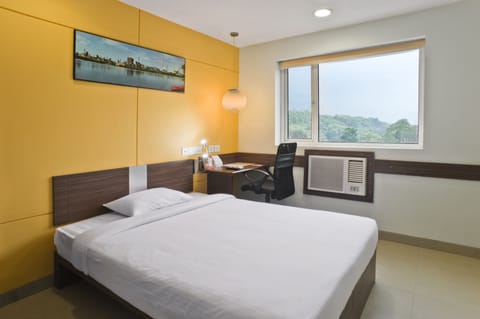 Twin Room | Minibar, in-room safe, desk, rollaway beds