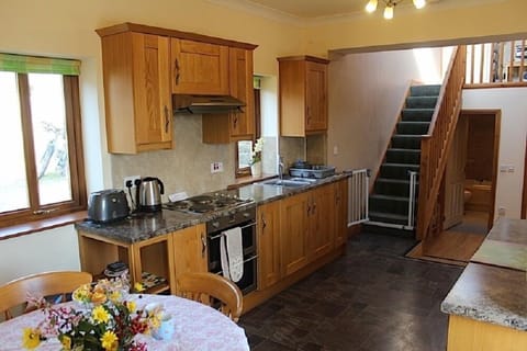 Cottage, 2 Bedrooms | Private kitchen | Fridge, microwave, oven, stovetop