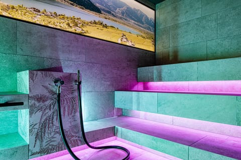 Couples treatment rooms, sauna, hot tub, steam room, Turkish bath