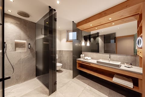 Comfort Suite, 2 Bedrooms | Bathroom | Free toiletries, hair dryer, bathrobes, slippers