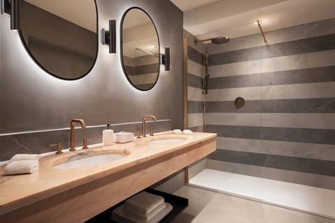 Minibar, in-room safe, individually decorated, individually furnished