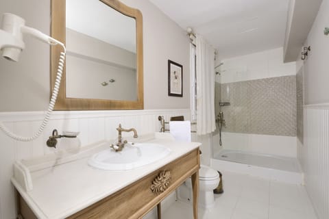 Standard Room | Bathroom | Shower, free toiletries, hair dryer, slippers