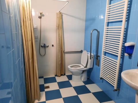 Economy Triple Room | Bathroom | Shower, towels