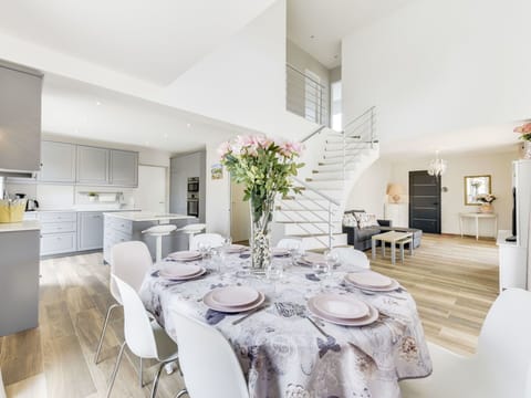 White, Room, Dining Room, Property, Interior Design, Furniture, Floor, Building, House, Table