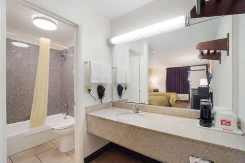 Combined shower/tub, hair dryer, towels