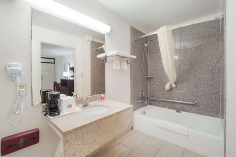 Combined shower/tub, hair dryer, towels