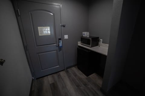 Standard Room, 1 King Bed, Smoking | Desk, iron/ironing board, free WiFi, bed sheets