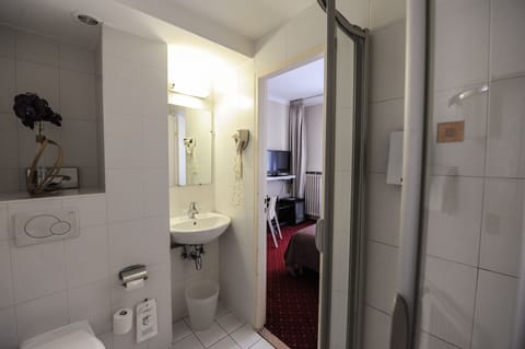 Classic Room, 1 Double Bed | Bathroom | Free toiletries, hair dryer, towels