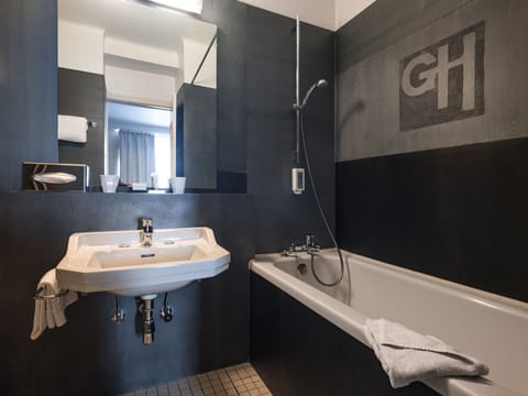 Superior Room | Bathroom | Free toiletries, hair dryer, towels