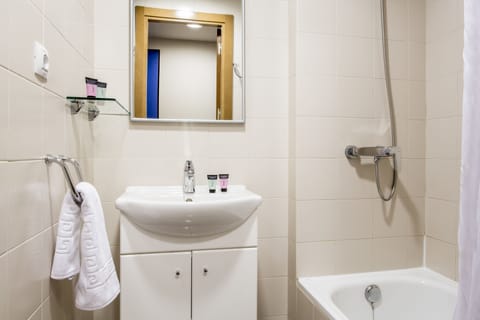 Superior Room, 2 Twin Beds | Bathroom | Shower, free toiletries, towels