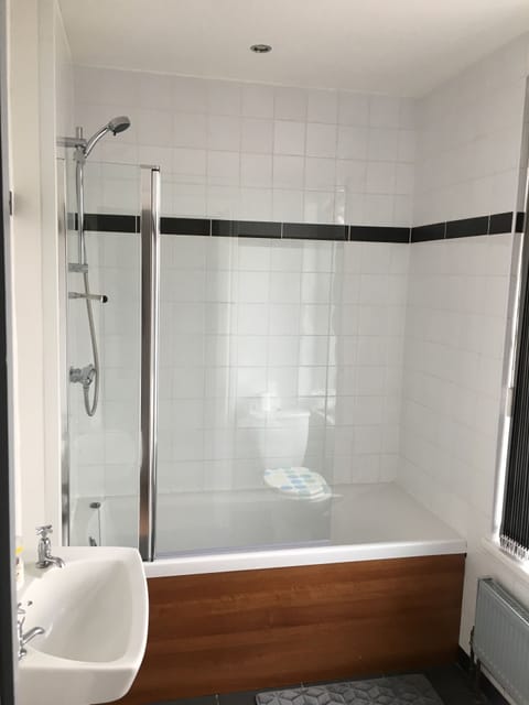 Shower, free toiletries