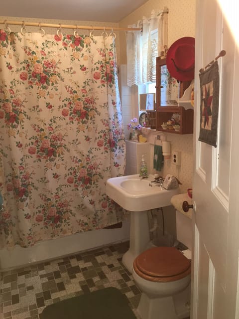 Double Room | Bathroom | Free toiletries, hair dryer, towels