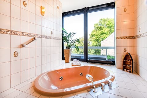 Panoramic Studio Suite | Bathroom | Separate tub and shower, deep soaking tub, bathrobes, slippers