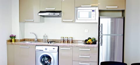 Appartement, vue piscine | Private kitchen | Fridge, microwave, stovetop, cookware/dishes/utensils