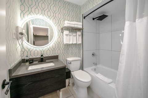 Combined shower/tub, free toiletries, hair dryer, towels