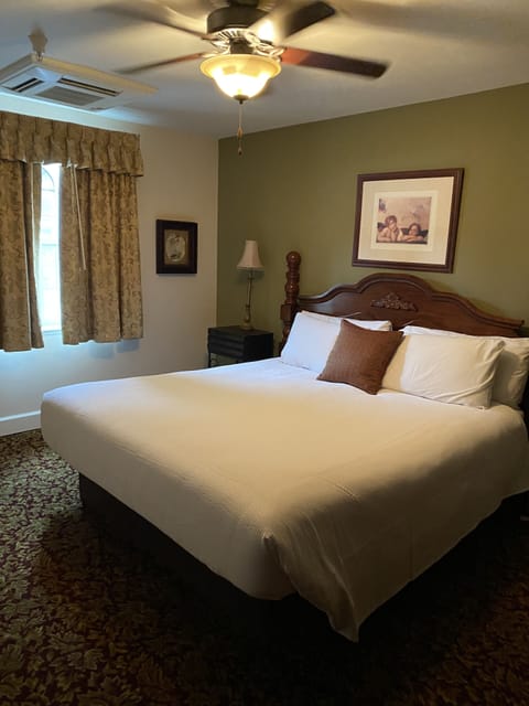Room, 1 King Bed | Premium bedding, individually decorated, individually furnished