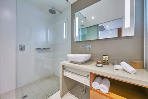 Superior Room, 1 King Bed | Bathroom | Free toiletries, hair dryer, towels, soap