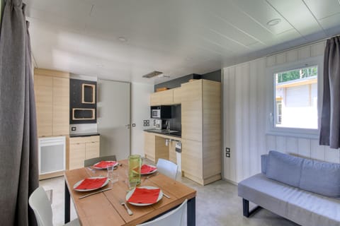 Chalet, Accessible (4 Pers) | Living area | Table tennis