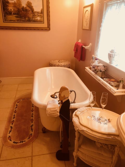 Vacation Home | Bathroom | Combined shower/tub, free toiletries, hair dryer, towels