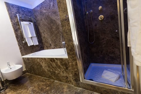 Junior Suite | Bathroom | Free toiletries, hair dryer, bathrobes, bidet