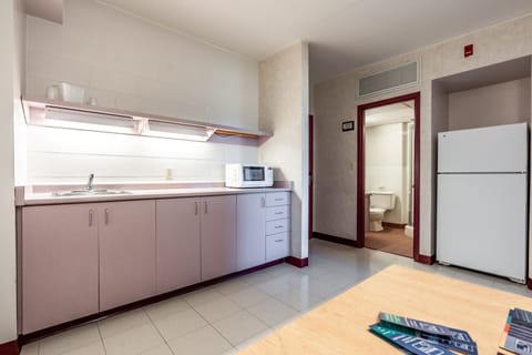 Basic Suite, 2 Bedrooms, Kitchenette | Private kitchen | Full-size fridge, microwave