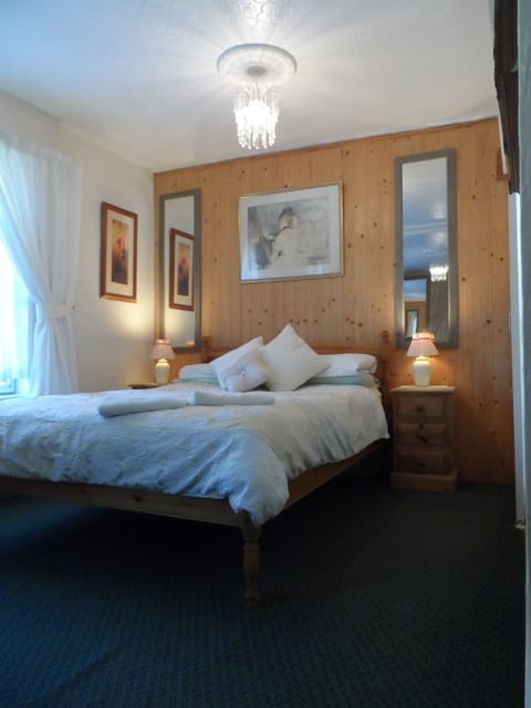 Large Double Room | Free WiFi, bed sheets