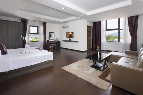 Suite Room | Egyptian cotton sheets, premium bedding, down comforters, pillowtop beds