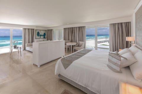 Royale Governor Suite Ocean Front - King Size Bed | Premium bedding, down comforters, Tempur-Pedic beds, free minibar