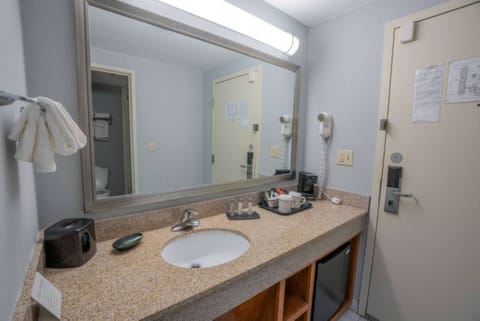 Room, 1 King Bed, Non Smoking | Bathroom | Combined shower/tub, free toiletries, hair dryer, towels