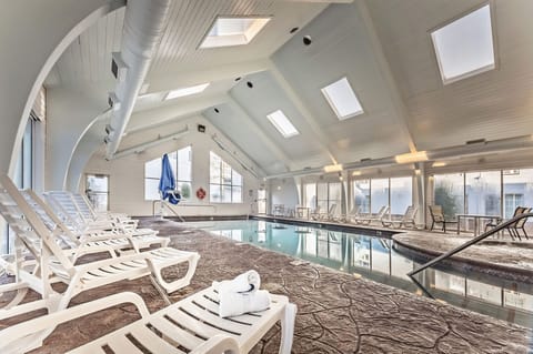 Indoor pool, sun loungers