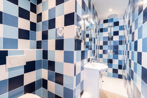 Triple Room, 3 Twin Beds | Bathroom shower