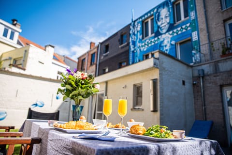 Daily continental breakfast (EUR 11.50 per person)