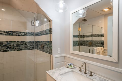 Cassius Room in Nicholas Ball Cottage | Bathroom | Shower, free toiletries, hair dryer, towels