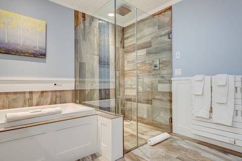 Deering Room in The 1661 Inn Ocean View | Bathroom | Shower, free toiletries, hair dryer, towels