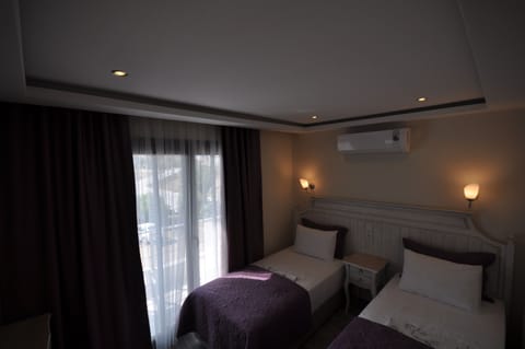 Twin Room | Minibar, free WiFi