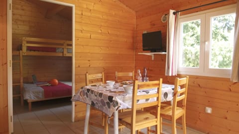 Chalet, 2 Bedrooms, Accessible (5 personnes) | Living area | Flat-screen TV
