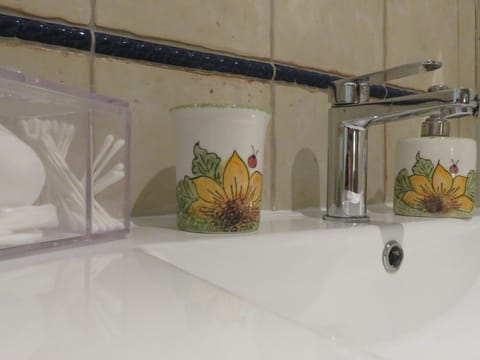 Double Room (Le Canal) | Bathroom | Shower, free toiletries, hair dryer, towels