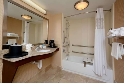 Combined shower/tub, free toiletries, hair dryer, towels