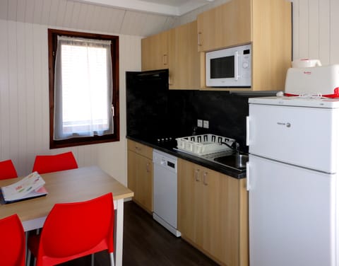 Chalet, 2 Bedrooms (5 Pers) | Private kitchen | Electric kettle